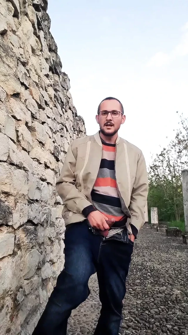 Açık havada tekrar benim horoz ile oynuyor (cum yok)