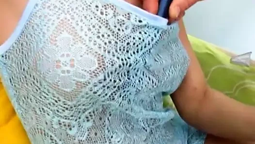 Kaltak sürmek çük üzerinde the kanepe ve alır onu ağız kremalı sonra emme horoz