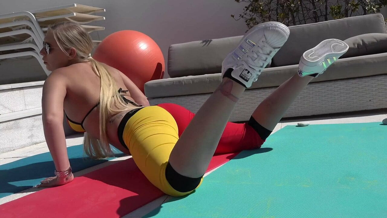 Lena Nitro wird vom notgeilen alten Sack gepoppt