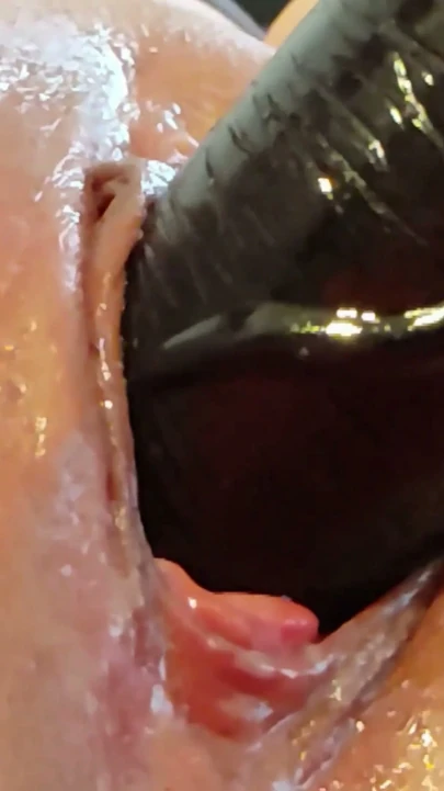 Yakın çekim amcık pompalanan büyük zenci yarağı dildo orta yaşlı seksi kadın | Klip 1