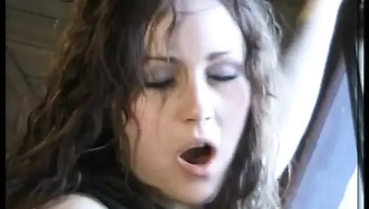 Çarpıcı yuvarlak götlü ve sikilen sevimli esmer