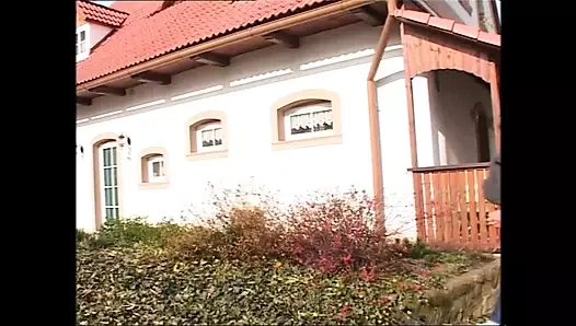 Kırmızı iç çamaşırlı güzel sarışın orta yaşlı seksi kadın mutfakta sikiliyor