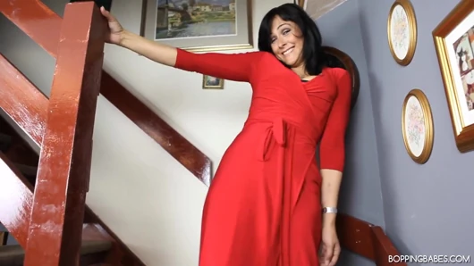 Caroline Carter - kırmızılı bayan