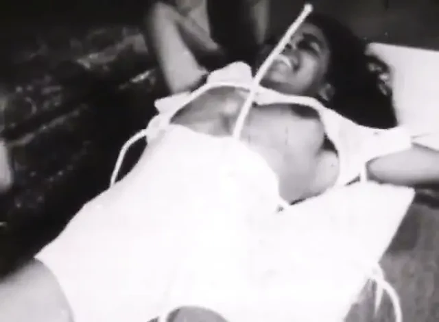 İpe bağlı retro itaatkarlarla siyah-beyaz klasik esaret klasiği