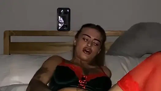 Bu dövmeli emo genç kızın sıkı amına şekerini kaydırıyor