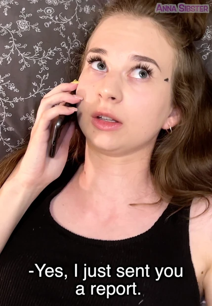 Шлюшка разговаривает с боссом по телефону, пока ее трахают.