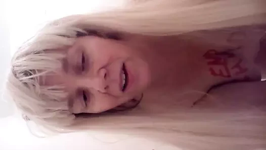 seksi sarışın büyük reklamlar gerçekleştirir.sunday's 9pm dere.in the mağara