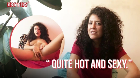 Ersties - koyu saçlı İtalyan Mary B götüne bir parmak sokmadan önce ıslak amını parmaklıyor