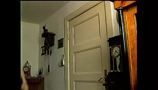 Üvey anne ve üvey kız birbirlerini yalıyor ve sonra üvey aile arkadaşını büyük sert yarakla sikiyor