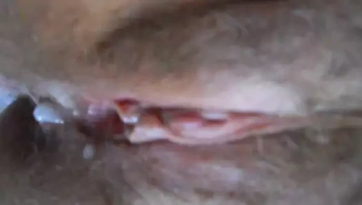 Sürtünme karısının klitorisi oynuyor ve boşalmak için yayılıyor