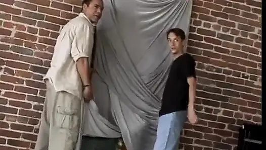 Üç adam siyah bir sürtüğü sikip döllemesi için takım oluyor