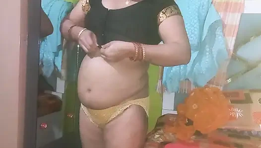 Hintli ev hanımı sarı sari giyiyor.