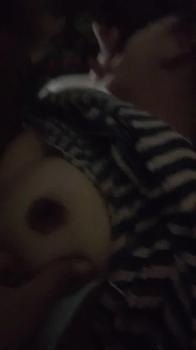 Üvey oğluyla sikişmeye davet edilen kızın ıslak olana kadar yalamak için lezzetli kıllı bir amcığı var | Klip 1