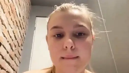 Halka açık duşta sikişiyor. Halka açık büyük dildo göt deliğini sikiyor.