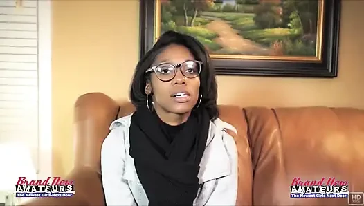 Sylvia minyon inek esmer gözlüklü ıslak gırtlağına kadar alıyor ve sonra anal!