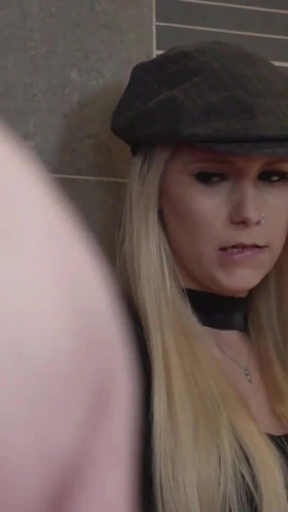 Захватывающий момент из "НЕМЕЦКАЯ ПОДРУГА ПОЗВОЛИЛА ДРУГУ ТРАХНУТЬ ДРУГУЮ ТИНКУ И СМОТРЕТЬ"