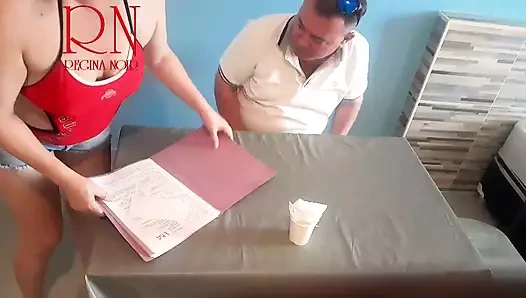 Çıplak garson. Restoran konuğu garson kızın göbeğinden yiyor. c1 kısa