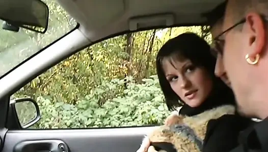 Erkek Arkadaşi, Anas Çalişani Tarafindan Onun Başini Mahvettiğini Biliyor