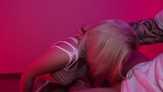 Örgülü kıyafetlerle ve tutkulu seks hediye olarak striptiz