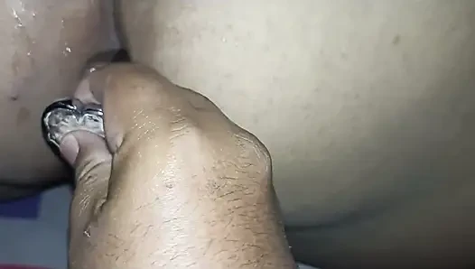 Götüme tıkacım varken, üvey babam sikini vajinama sokuyor