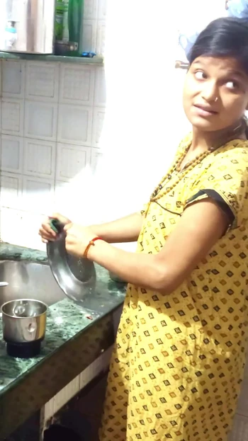 Обязательный для обмена момент из "Индийская девушка занимается жестким сексом на кухне Мумбаи"