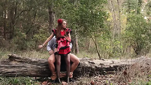 Polka Dot Etekli Hatun Ormanda Sert Sikiliyor