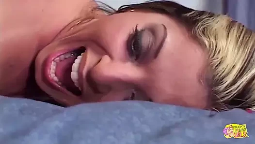 Büyük bronzlaşmış bazongas ve büyük sahte göğüsler ve kıllı pembe taco lezbiyen eğlencesi yaşıyor