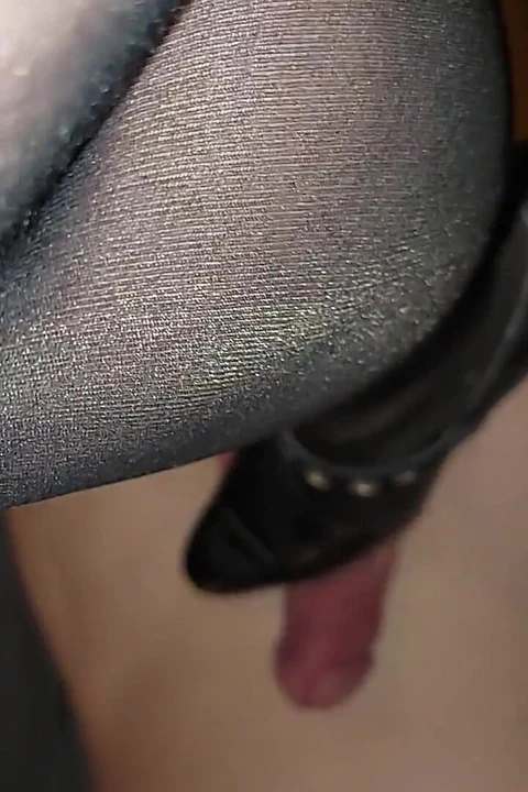 Sahibe xstepmommyx yüksek topuklu ayakkabılarla yarağımı ve taşaklarımı eziyor