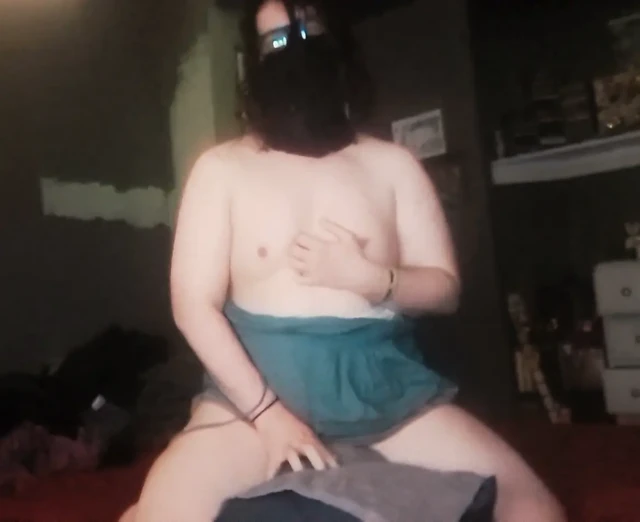 Trans milf oyuncağa binip boşalıyor