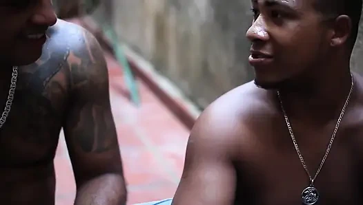 Boyacılar fırçayı bırakıp evin hanımına fırçayı uzatıyor