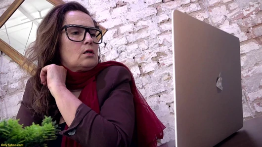 Porno bağımlısı sekreter ofiste sikiliyor