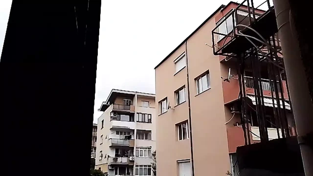 Ninenin bloğunda göğüslerini gösteriyor