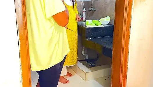 Mutfakta köri keserken aniden kayınvalidemi siktim - desi sert seks