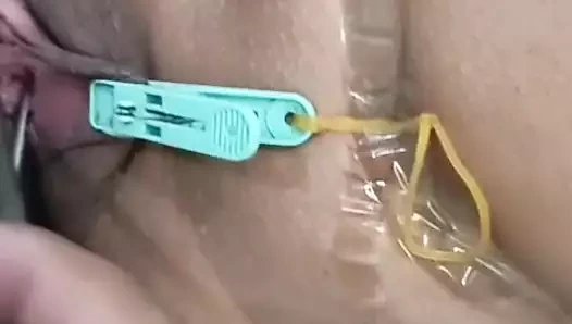 Ses çıkarıyor ve işiyor