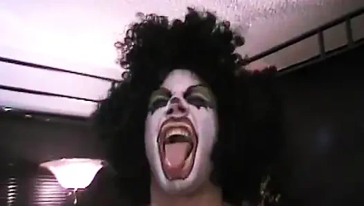 Azgın esmer orta yaşlı seksi kadın kıllı amını parmaklıyor