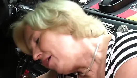 Doğal saçlı sarışın olgun Alman ev hanımı evde sikiliyor #3