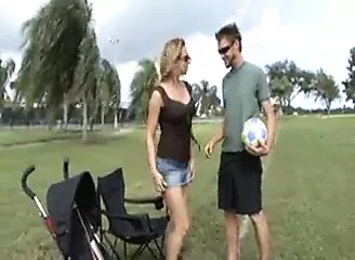 Seksi sarışın futbol milf eğlenceli bir lanet gibi görünüyor