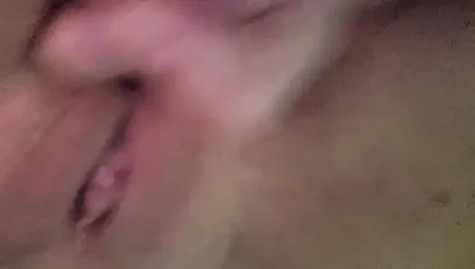 Saçıma boşal ve orgazm olmak için parmakla sikiliyor