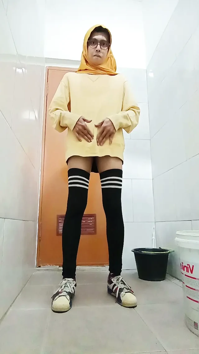 Ofis tuvaletinde halka açık mastürbasyon yapan Hijab Asyalı Femboy