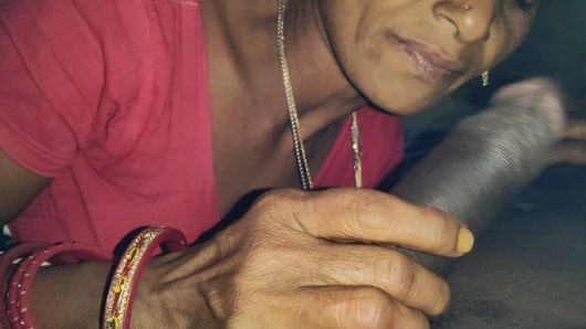 Hintli köylü ateşli üvey kız kardeş ve üvey erkek kardeş seks yapıyor