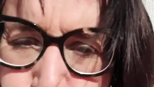 Julie düz çatıya sıçratıyor ve kendini sunuyor