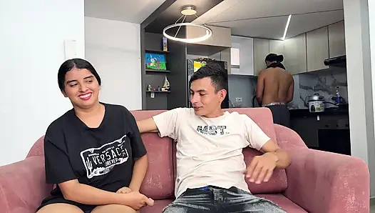 Kocamın gavat arkadaşı öğle yemeği yaparken latin sürtük yabancı tarafından sikiliyor ta ki amına boşalana kadar