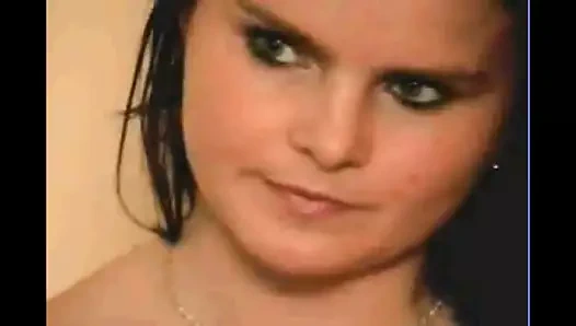 Sarai çıplak - ıslak kedi oynuyor