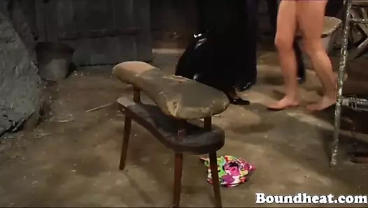 Güzel uykulu köle uyandı için dayak ve metresi traini