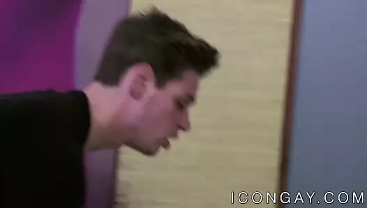 Sevimli genç latino jock göt çarptı tarafından dik erkek arkadaş