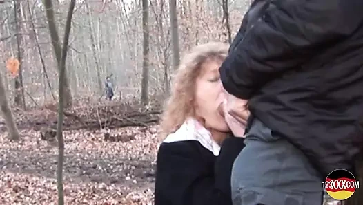 Açık havada sikilmek için heyecanlanıyor