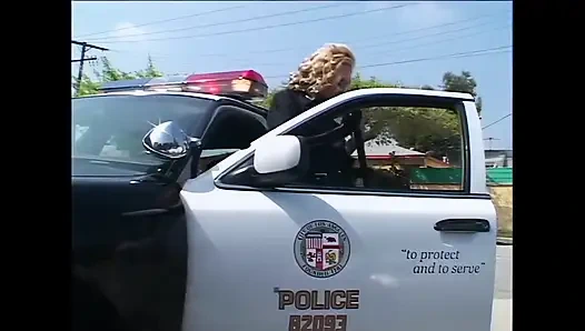 Alexis Malone: Zor durumda kalmak isteyen lateks bir polis memuru