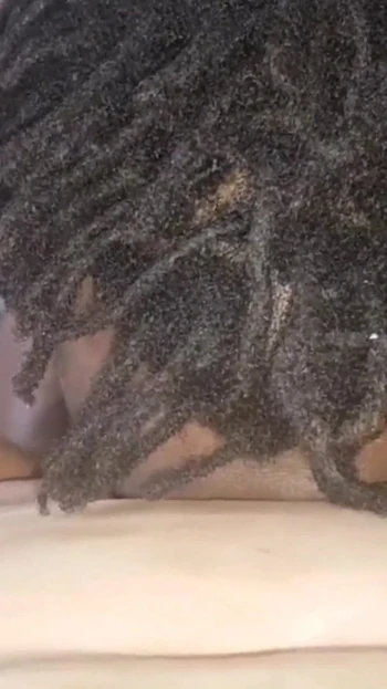 Муженек раздвигает ноги, лижет мою киску в видео от первого лица