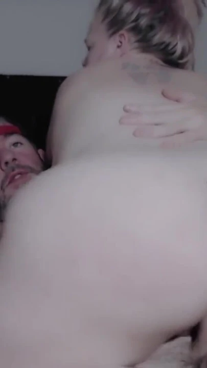 İri güzel kadın kovboy kız büyük götlü pawg whooty riley logan'a biniyor ve sakso çekiyor | Klip 1