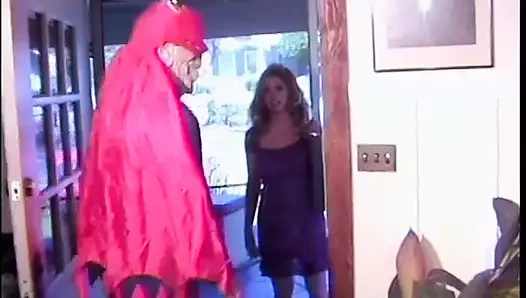 Sarışın sürtük kanepede sikişmeyi ve büyük göğüslerinin zıplamalarını seviyor